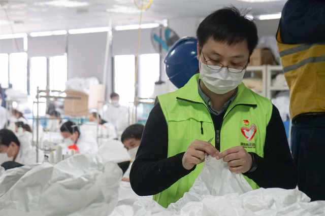 青春戰疫｜一天剪近千件衣服線頭！他們為疫情前線“戰士”做“戰袍”