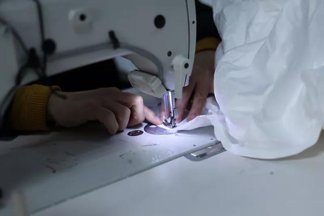 防護(hù)服緊缺?這家僅用了5天時(shí)間轉(zhuǎn)產(chǎn)防護(hù)服,日產(chǎn)量已達(dá)9000件