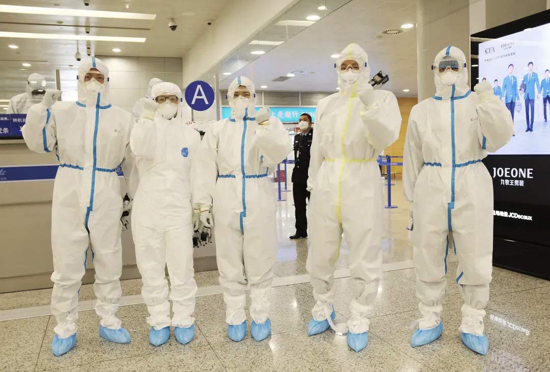 2.jpg身穿誠格防護服的&ldquo;守滬者&rdquo; 24小時奮戰在浦東國際機場口岸防疫一線