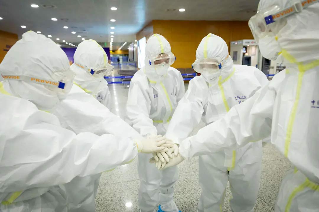 身穿誠格防護服的&ldquo;守滬者&rdquo; 24小時奮戰在浦東國際機場口岸防疫一線