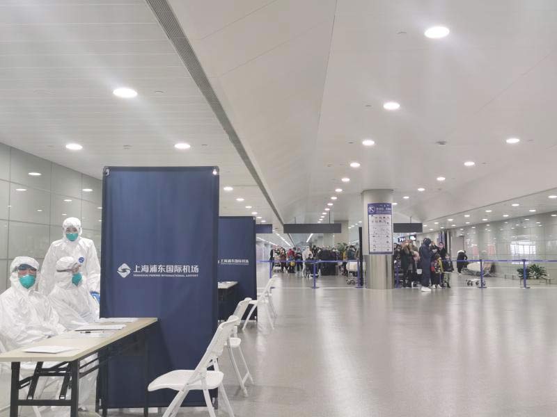 身穿誠格防護服的&ldquo;守滬者&rdquo; 24小時奮戰在浦東國際機場口岸防疫一線