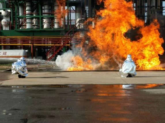 上海誠(chéng)格超輕隔熱斗篷走進(jìn)消防救火演練實(shí)踐中